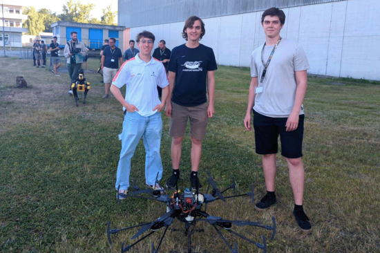 Drei Personen des Teams von „Flyby“ mit seiner selbstgebauten Drohne vor dem Atomkraftwerk Zwentendorf.