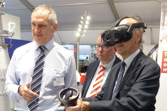 Vice Rector Prof. Johannes Fröhlich visiting the TU Wien Stand at the FIA 2022 – 05