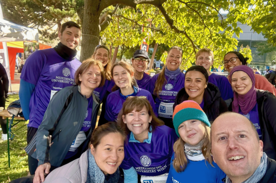 Selfie des TUW-Teams beim Krebsforschungslauf. Im Hintergrund ein Baum.