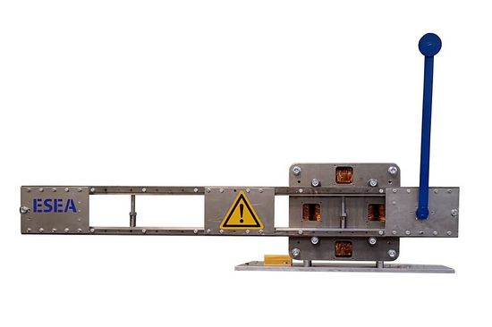 Prototyp des neuartigen Linearantriebs – hält ein Pendel durch hochdynamische Ausregelung in Position