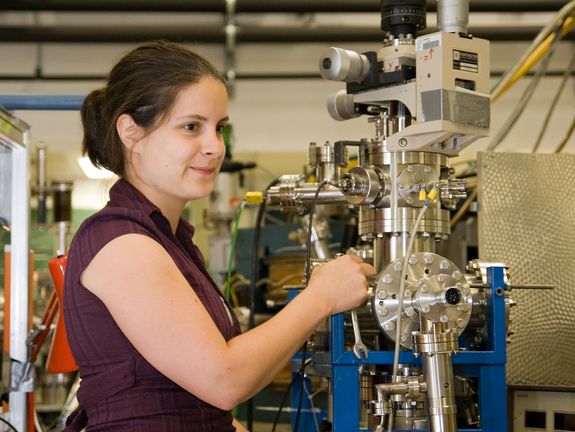 [Translate to English:] Katharina Dobes vom Institut für Angewandte Physik der TU Wien arbeitet an der Quarz-Mikrowaage.