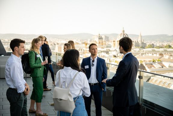 Besucher_innen auf der Terrasse