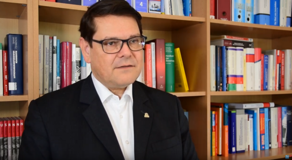 [Translate to English:] Portrait Frank Brün