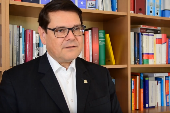 [Translate to English:] Portrait Frank Brün