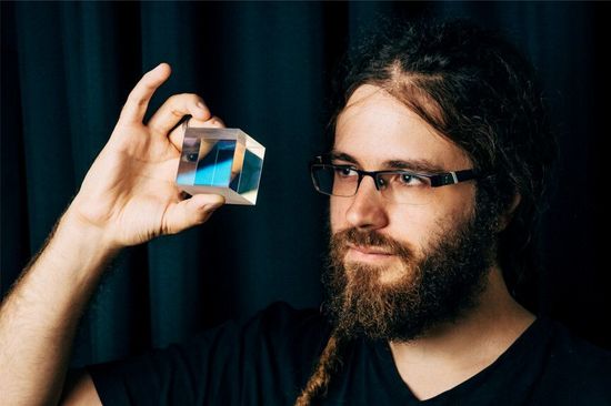 Marcus Huber mit spiegelndem Kristall