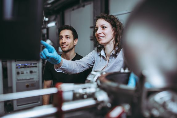 Vincent Moraes und Bernadette Schwartz an der Beschichtungsanlage
