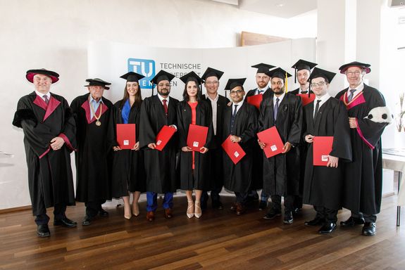 [Translata.l.n.r.: Larry Stapleton, PhD, Prof. Peter Kopacek, die AbsolventInnen 2019 und Vleft to rigth: Larry Stapleton, PhD, Prof. Peter Kopacek, the Graduates 2019, Vice rector Prof. Kurt Matyasizerektor Prof. Kurt Matyase to English:] .l.n.r.: Larry Stapleton, PhD, Prof. Peter Kopacek, die AbsolventInnen 2019 und Vizerektor Prof. Kurt Matyas