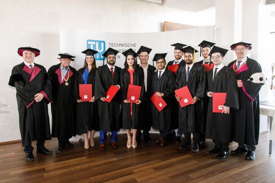 [Translata.l.n.r.: Larry Stapleton, PhD, Prof. Peter Kopacek, die AbsolventInnen 2019 und Vleft to rigth: Larry Stapleton, PhD, Prof. Peter Kopacek, the Graduates 2019, Vice rector Prof. Kurt Matyasizerektor Prof. Kurt Matyase to English:] .l.n.r.: Larry Stapleton, PhD, Prof. Peter Kopacek, die AbsolventInnen 2019 und Vizerektor Prof. Kurt Matyas