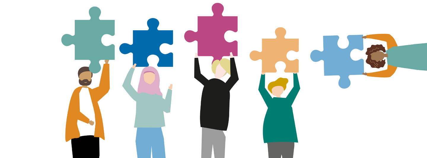 Auf dem Bild sind 5 Personen zu sehen. Sie haben unterschiedliche Geschlechter und Haut- und Haarfarben. Ein der Personen trägt ein Kopftuch, die Gesichter der Personen sind nicht zu sehen. Jede Person hält ein unterschiedlich farbiges Puzzelteil in die Höhe über ihren Kopf. Diese Puzzeleteile berühren einander nicht, passen jedoch von ihren Endungen her zusammen. Die letzte der fünf Personen steht nicht aufrecht im Bild wie die anderen, sondern steht waagerecht rechts im Bild.