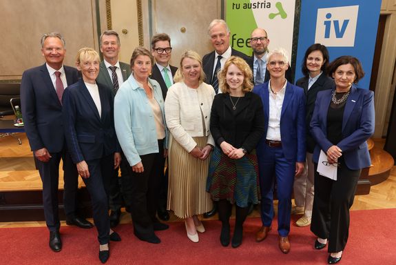 Gruppenfoto (von links nach rechts): Robert-Jan Smits (Präsident emeritus, TU Eindhoven), Barbara Weitengruber (BMFWF), Horst Bischof (Rektor TU Graz), Isabella Meran-Waldstein (IV), Christoph Neumayer, (Generalsekretär der IV), Brigitte Ecker (WPZ Research GmbH), Peter Moser (Rektor Montanuniversität Leoben), Eva-Maria Holzleitner (Bundesministerin für Frauen, Wissenschaft und Forschung), Pascal Hetze (Stifterverband Berlin), Mirjam Storim (Leiterin der Siemens RIE Ecosysteme), Elisabeth Engelbrechtsmüller-Strauß (CEO der Fronius International GmbH) und Andrea Höglinger (Vizerektorin der TU Graz).