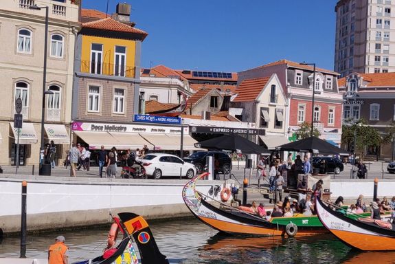 Boote auf einem Fluss in der Stadt