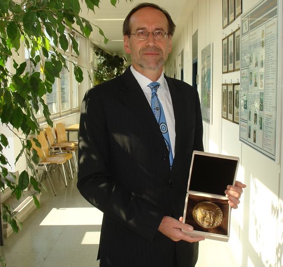 Prof. Harald Schuh mit der Vening Meinesz Medaille 2011 Prof. Harald Schuh mit der Vening Meinesz Medaille 2011