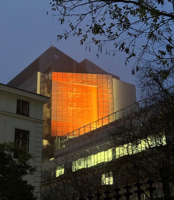 Beleuchtetes Gebäude am Getreidemarkt