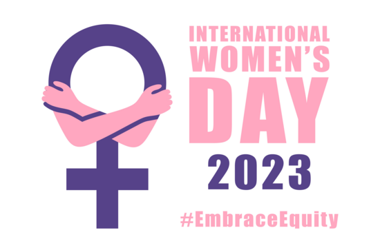 Frauenzeichen lila mit unten zwei einander umarmenden Armen. Daneben rosa Schrift: "INTERNATIONAL WOMEN'S DAY 2023". #EmbraceEquity 