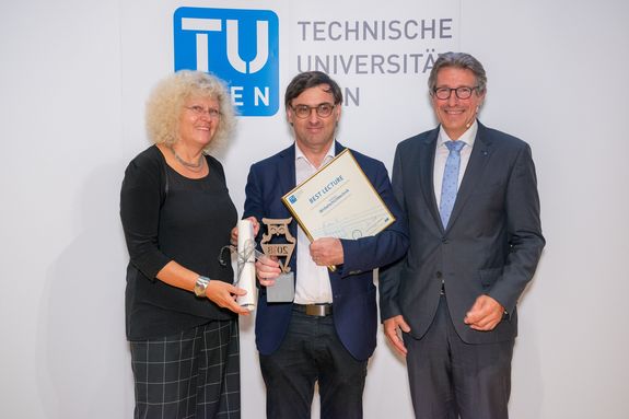Best Lecture 2018: Wirbelschichttechnik VO Hermann Hofbauer hält den Best Teaching Award. Auf der linken Seite steht Rektorin Sabine Seidler, auf der rechten Vizerektor Kurt Matyas.