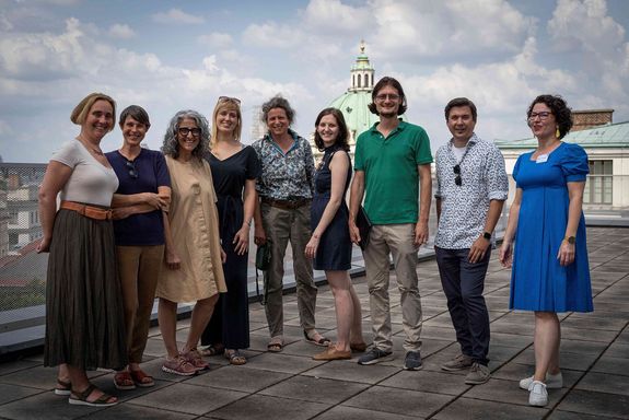 Gruppe Menschen stehend auf Dachterrasse