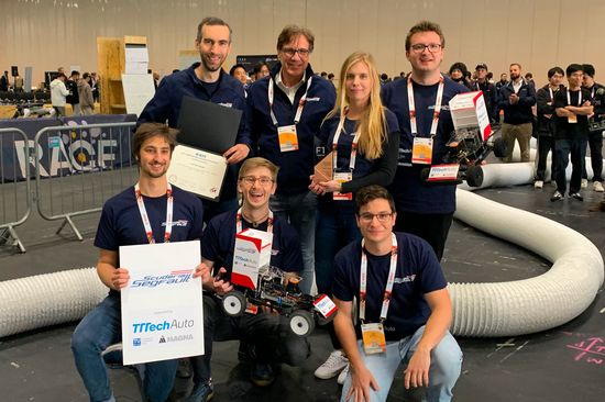Gruppenbild mit Modellauto und Urkunde