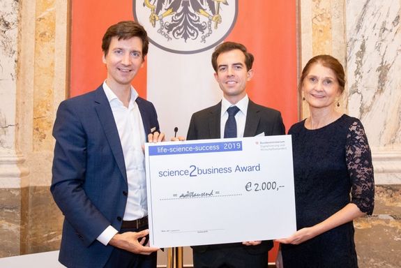 Danny Müller zeigt seinen Preis.