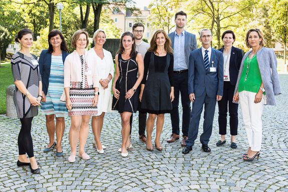 Gruppenfoto außerhalb des Europäischen Patentamts