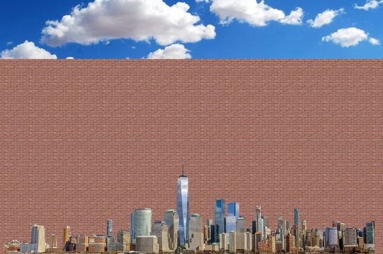 Stadt mit Hochhäusern vor einer überdimensionalen Wand