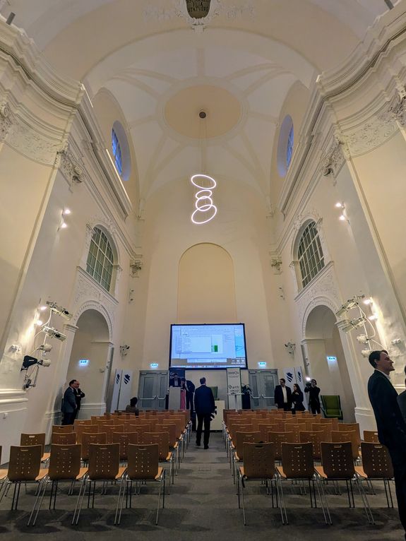 [Translate to English:] Blick in Richtung Präsentationswand (ehem. Altar) in der ehem. Karmeliter Kirche in Wiener Neustadt Kirche