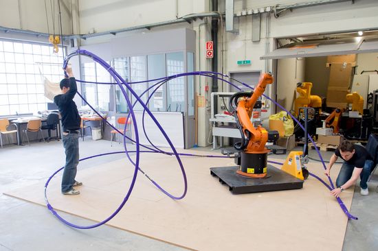 Architekturstudenten arbeiten mit Industrierobotern an der TU Wien, Institut für Architekturwissenschaften, Foto: Robots in Architecture