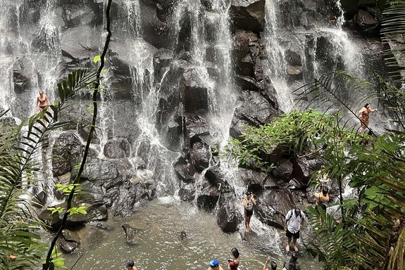 Leute am Wasserfall