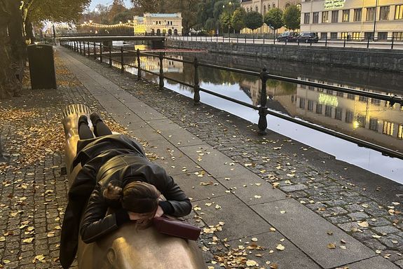 Eine Person, Skulptur, Fluss, Häuser