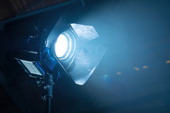 Scheinwerfer in einem dunklen Raum