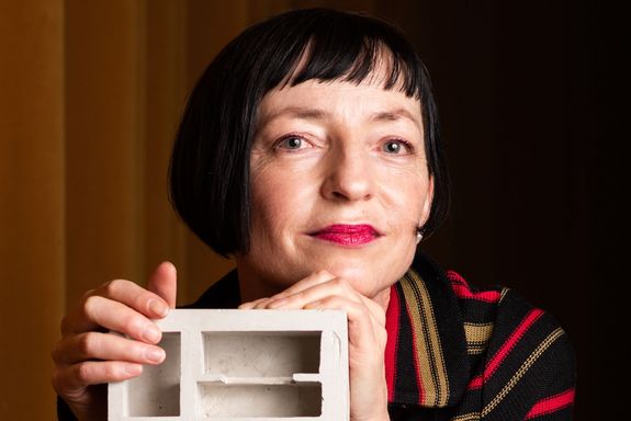 Astrid Staufer Portrait photo of Astrid Staufer with one exhibition piece
