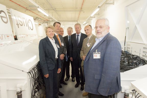 v.l.n.r.: Sabine Schindler (Uni Innsbruck), Horst Bischof (TU Graz), Karl Schwaha (Uni Wien), Josef Glößl (BOKU Wien), Minister Reinhold Mitterlehner, Johannes Fröhlich (TU Wien), Herbert Störi (TU Wien, wissenschaftlicher Projektleiter VSC) v.l.n.r.: Sabine Schindler (Uni Innsbruck), Horst Bischof (TU Graz), Karl Schwaha (Uni Wien), Josef Glößl (BOKU Wien), Minister Reinhold Mitterlehner, Johannes Fröhlich (TU Wien), Herbert Störi (TU Wien, wissenschaftlicher Projektleiter VSC)