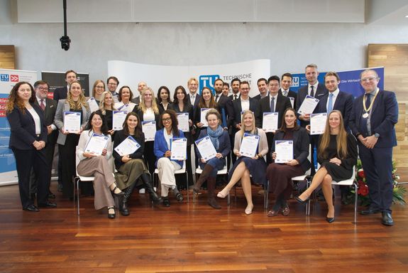 [Translate to English:] Gruppenbild mit Abschlussmappen