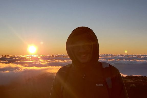 Tourist in Bergen beim Sonnenuntergang