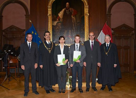 Gruppenfoto mit einem Preis