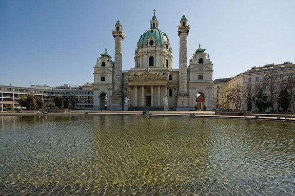 Karlskirche Wasserbecken mit der Karlskirche im Hintergrund