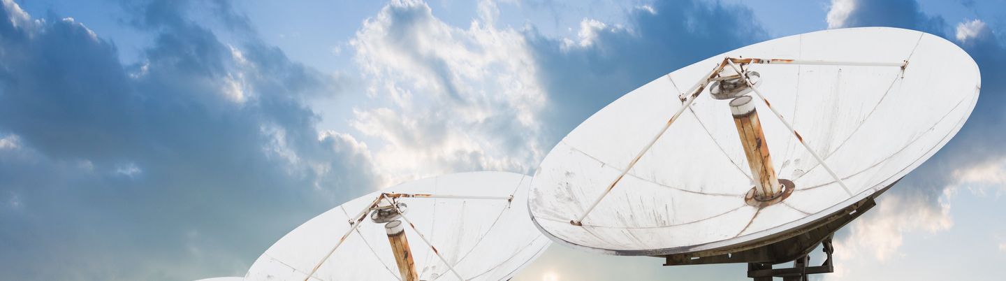 Große Satellitenschüsseln auf den Himmel gerichtet