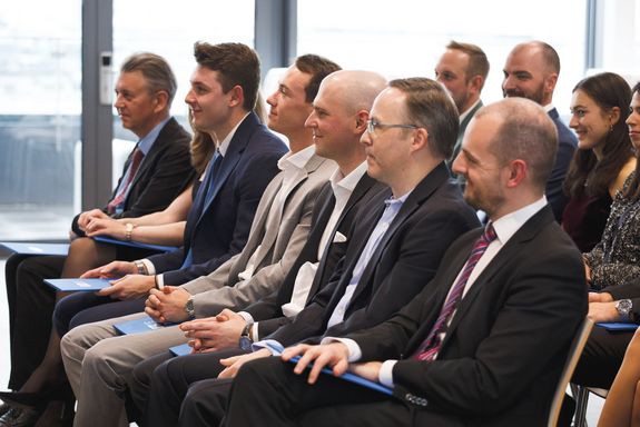 Blick in die Sitzreihen mit Absolvent_innen