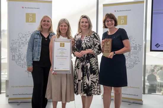 Gruppenfoto: Sonja Bigl, Heidi Pichler, Bundesministerin Susanne Raab und Vizerektorin Ute Koch (von links)