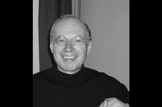 Schwarz-Weiß-Porträt von Wolfgang Oberndorfer im schwarzen Rollkragenpullover.