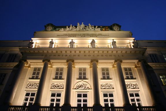 Hauptgebäude Balkon bei Nacht Hauptgebäude beleichtet mit dem gelben Licht bei Nacht. Blick von unten.