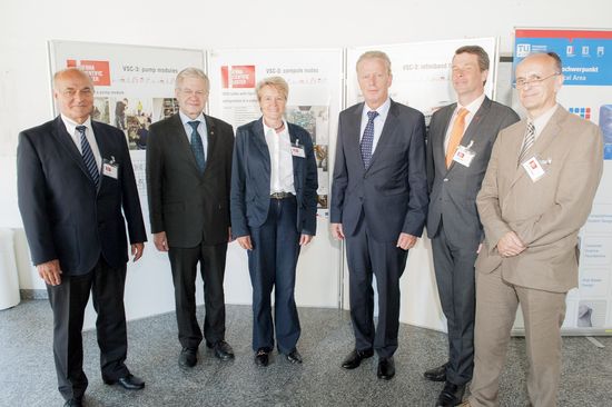 v.l.n.r.: Karl Schwaha (Uni Wien), Josef Glößl (BOKU Wien), Sabine Schindler (Uni Innsbruck), Minister Reinhold Mitterlehner, Horst Bischof (TU Graz), Johannes Fröhlich (TU Wien)