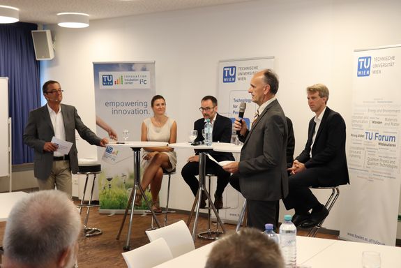 Vice Rector Fröhlich opens the TU Forum