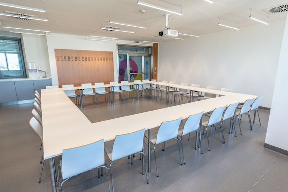 Photo Seminar room BA 10 A rectangle with tables and chairs