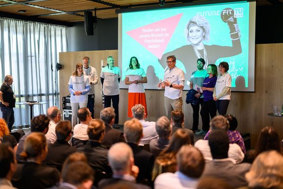 fuTUre fit team on stage