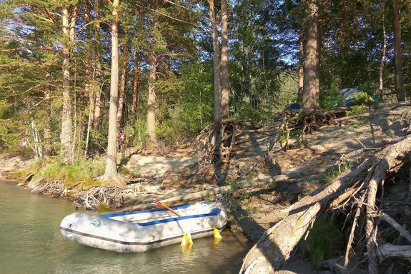Boot am Flussufer