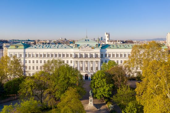 Front des TU Wien Hauptgebäudes
