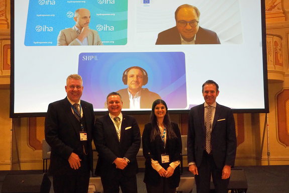 Gruppenfoto: Dekan Christian Bauer, Peter Stettner - European Technology and Innovation Platform (ETIP Hydropower), Elena Vagnoni - European Energy Research Alliance und ORF Moderator Stefan Gehrer (von links)