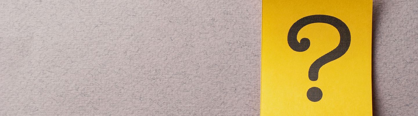 Post-it mit Fragezeichen auf einer Wand