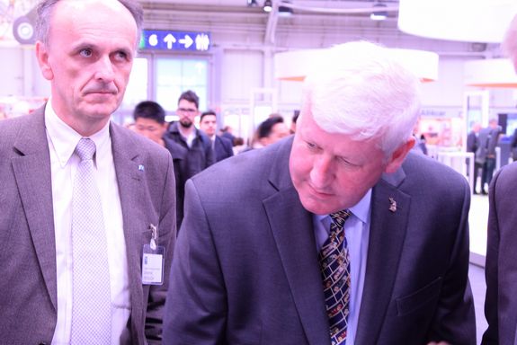 Vizerektor Prof. Dr. Fröhlich und Kevin T. Kerrigan (Senior Vice President Michigan Automotive Office) am TU Wien Stand