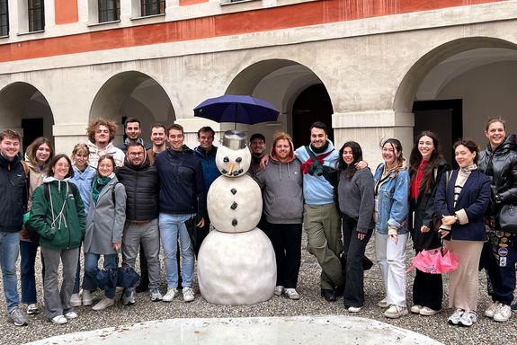 Gruppe Studierende mit Schneemann aus Kunstschnee